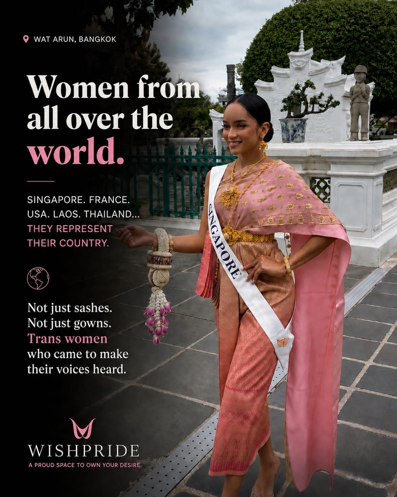 Candidate de Miss Equality World 2026 en tenue traditionnelle rose avec une écharpe SINGAPOUR blanche, debout au Wat Arun à Bangkok, près d’un sanctuaire blanc et de la végétation, avec un visuel WishPride superposé.
