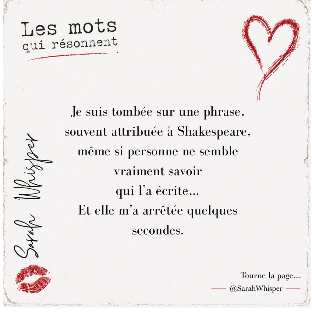 Carte de citation typographique crème par @sarahwhisper avec un contour de cœur rouge et une icône de baiser, avec la phrase sur le fait de tomber sur une phrase qui résonne.