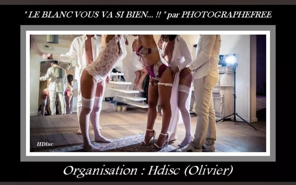 Foto de fiesta en interior para @HDISC con varios invitados de pie con conjuntos blancos coordinados en una sala cálidamente iluminada, con la leyenda « El blanco te sienta tan bien… » y « Organización: HdisC (Olivier). »